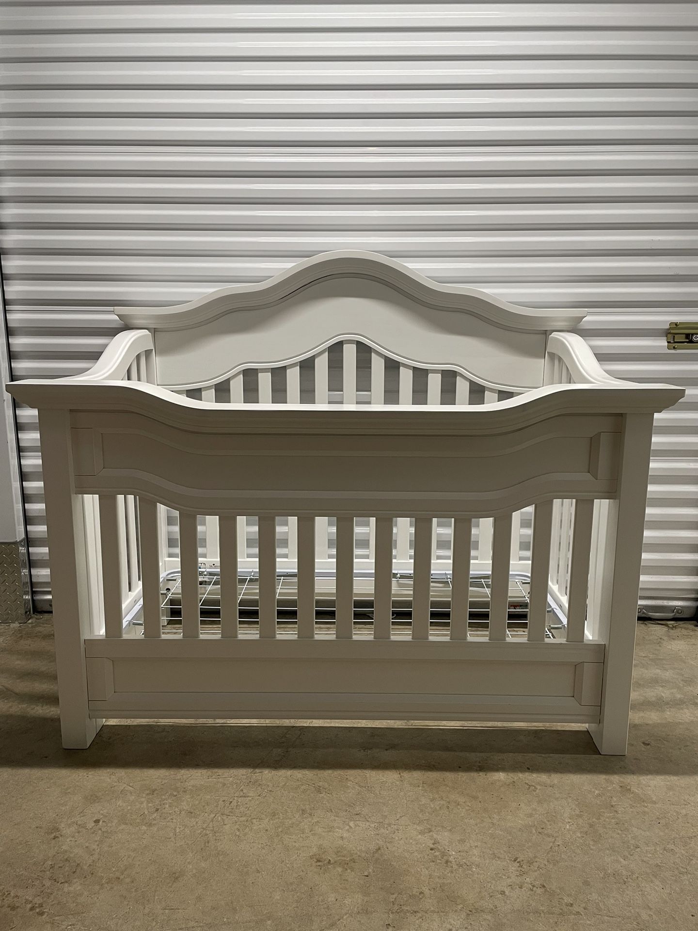 Baby Appleseed Millbury 3-in-1 Convertible Crib in Pure White With Toddler Rail 