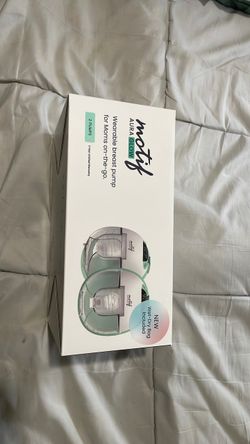 Motif Aura Glow wearable breast pump w bags