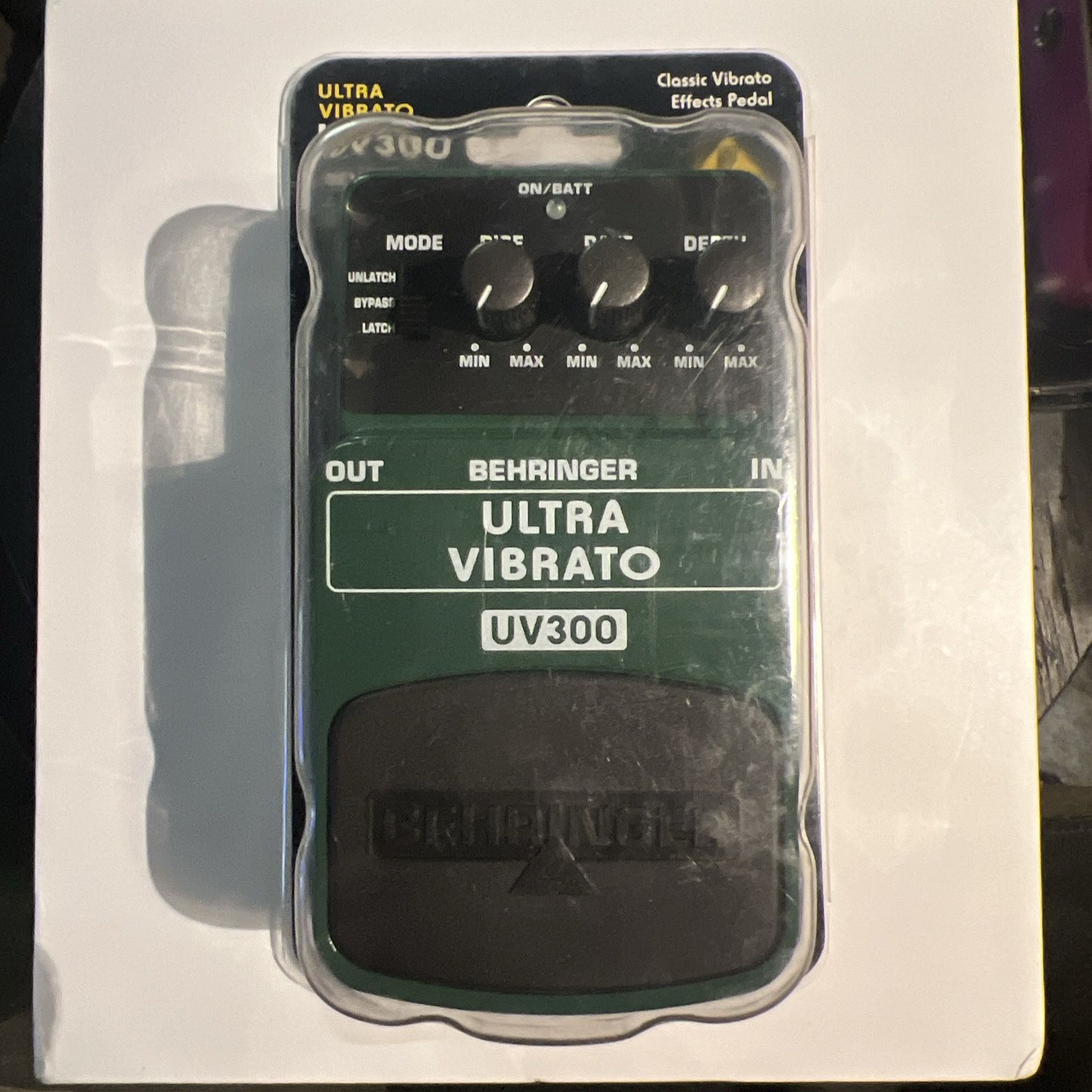 Behringer ULTRA VIBRATO UV300 Classic Vibrato Instrument Effects Pedal Green