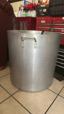 Caserola o olla usada como nueva muy grande