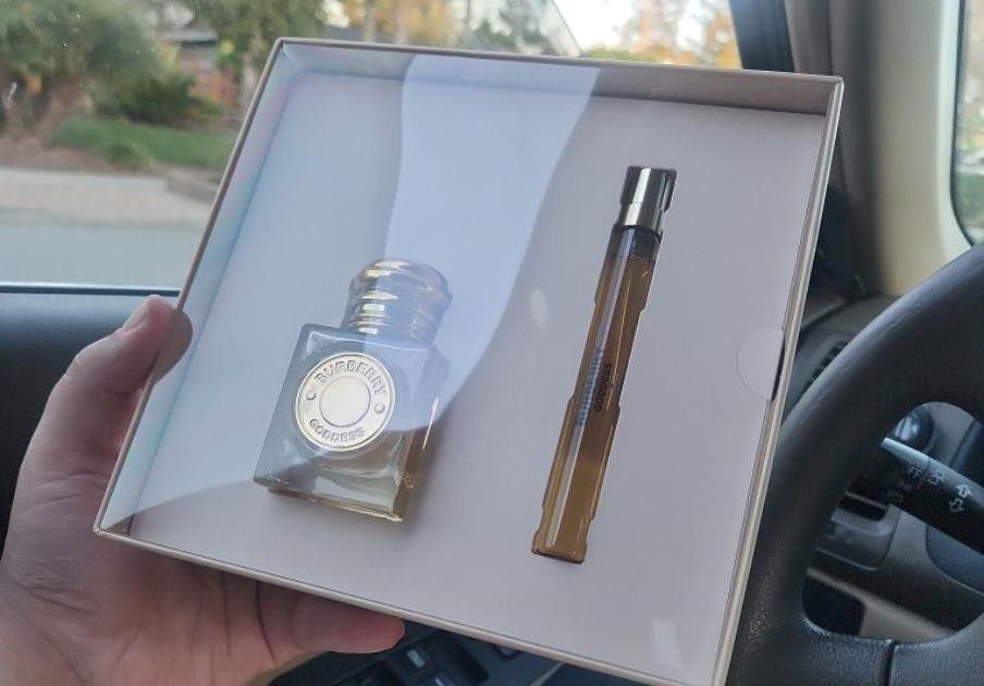 Burberry Goddess Woman's Perfume  Gift Set 