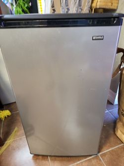 Extremely nice refrigerator with a freezer $95 like new condition