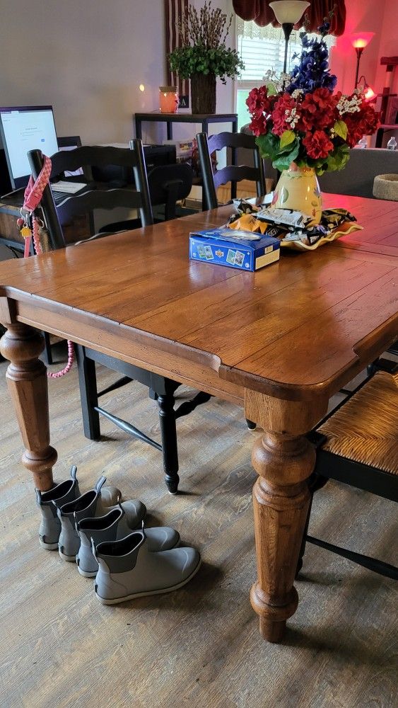 Broyhill Dining Room Table And Chairs