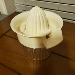 like new manual plastic citrus juicer (16oz)