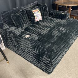 Cuddler Lounge! $799! Easy Financing! ☎️🛋️✨ 