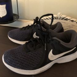 Women’s Nike sneakers Size 7