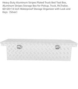 Low profile lockable truck box