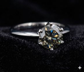 **ABSOLUTELY STUNNING** 1 Carat Moissanite Ring *Size:7