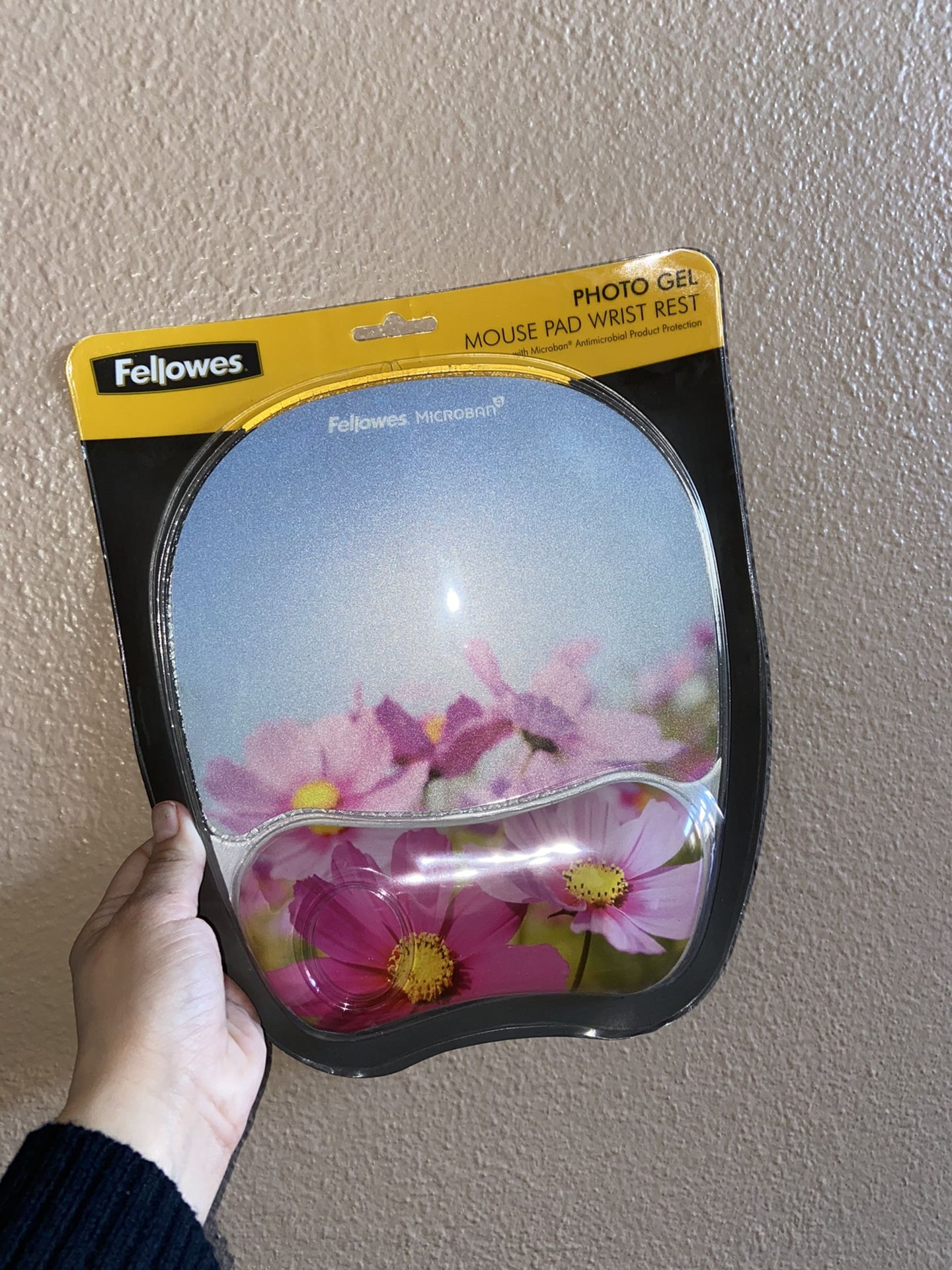 Mouse pad with wrist rest