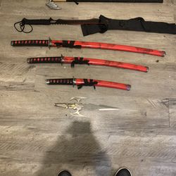 3 Katanas 1 Machete 1 Sword 1 Dagger
