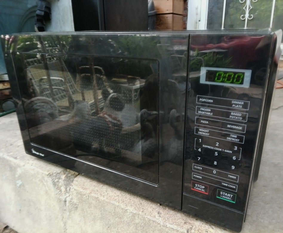 Nice Newer Compact Microwave by Magic Chef - Great condition!