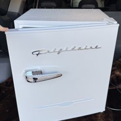 Frigidaire Retro 1.6 Cu Ft Mini Fridge – Excellent Condition