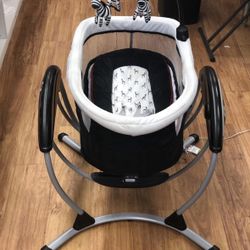 Graco DuoGlider Baby Swing With 6 Different Speeds