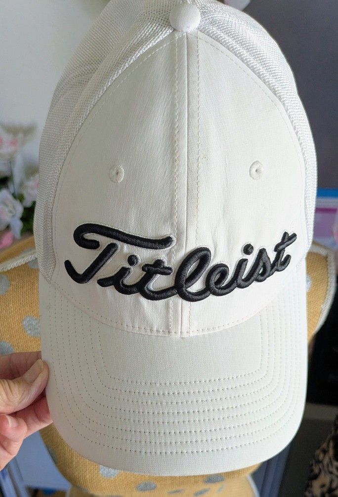 Elevate your golf style with this authentic Titleist golf hat featuring the Los Serranos Country Club logo. Classic white with black lettering, perfec