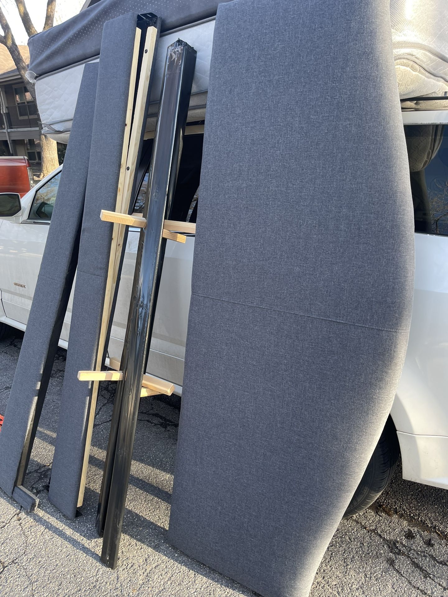 KING BED LIKE NEW WITH MATTRESS