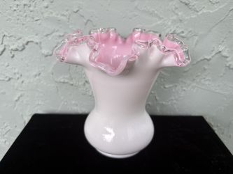 FENTON Vintage Pink/White Glass Silvercrest Ruffled Vase (H: 7”)