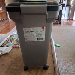 Rolling Pet Food Storage 18x11x16