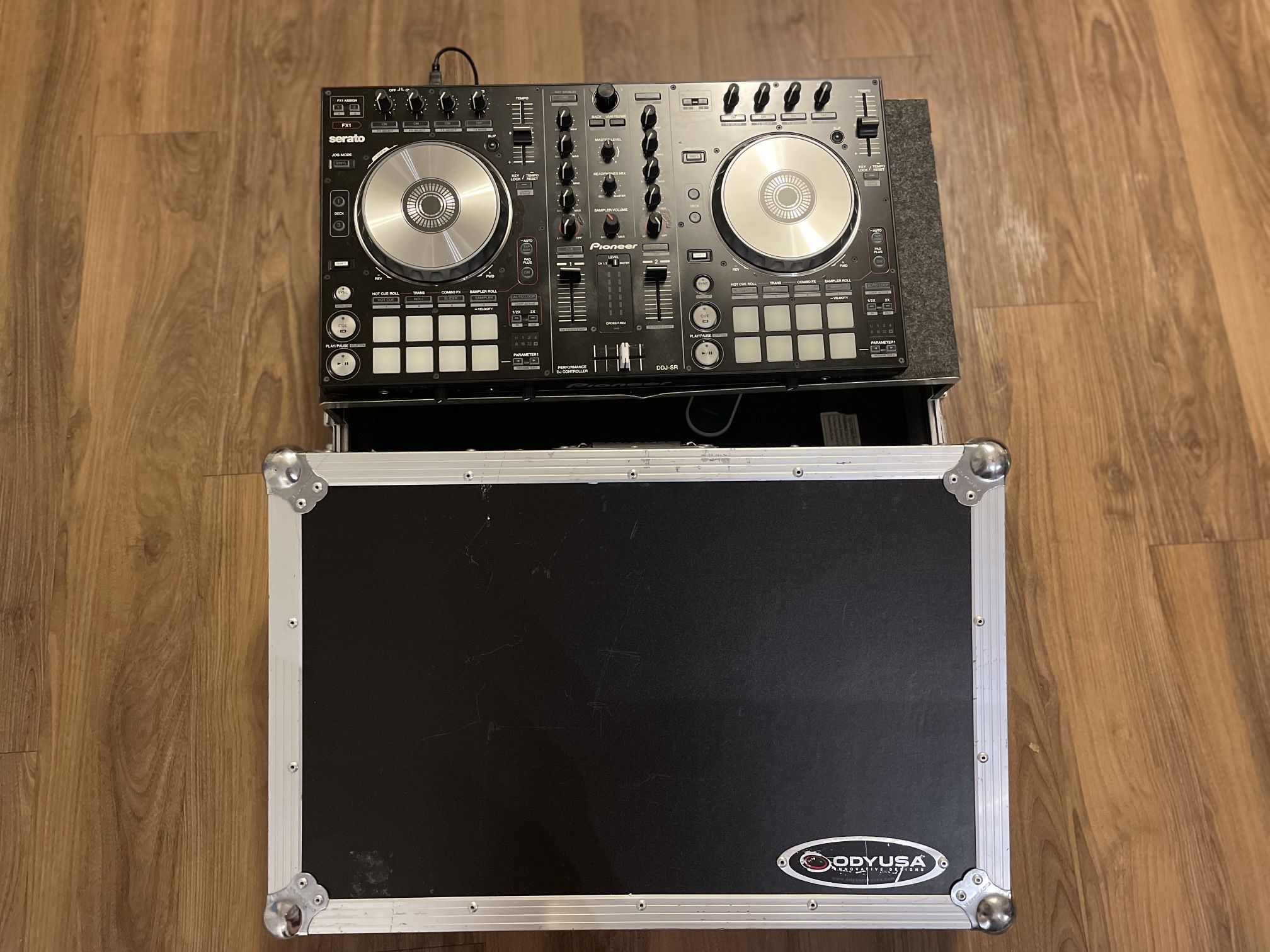 Pioneer DDJ-SR DJ Controller with Odyssey Glide Case