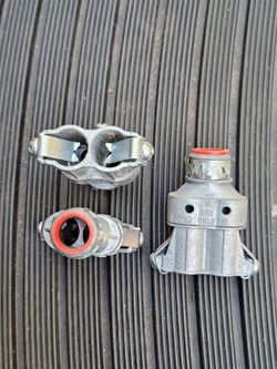 21 Arlington 383810AST Snap-2-It duplex cable connector made of die-cast zinc, designed for connecting 3/8-inch MC/AC cable or flexible metal conduit