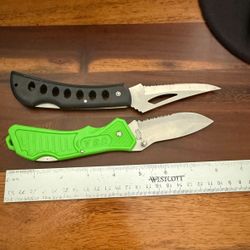 2 Manual Pocket Knives  