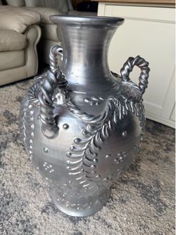 Clay base for decoration, silver color (*H25" D14x14*)