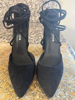 Fashion Nova Black Lace-Up Block Heels – Size 7