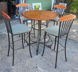 High table 4 Barstools