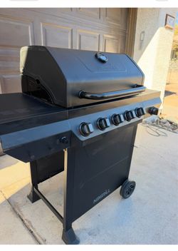 PROPANE GAS BBQ GRILL NEW ASSAMBLED FROM THE BOX