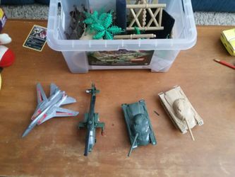 Army men and vehicles w extras $8