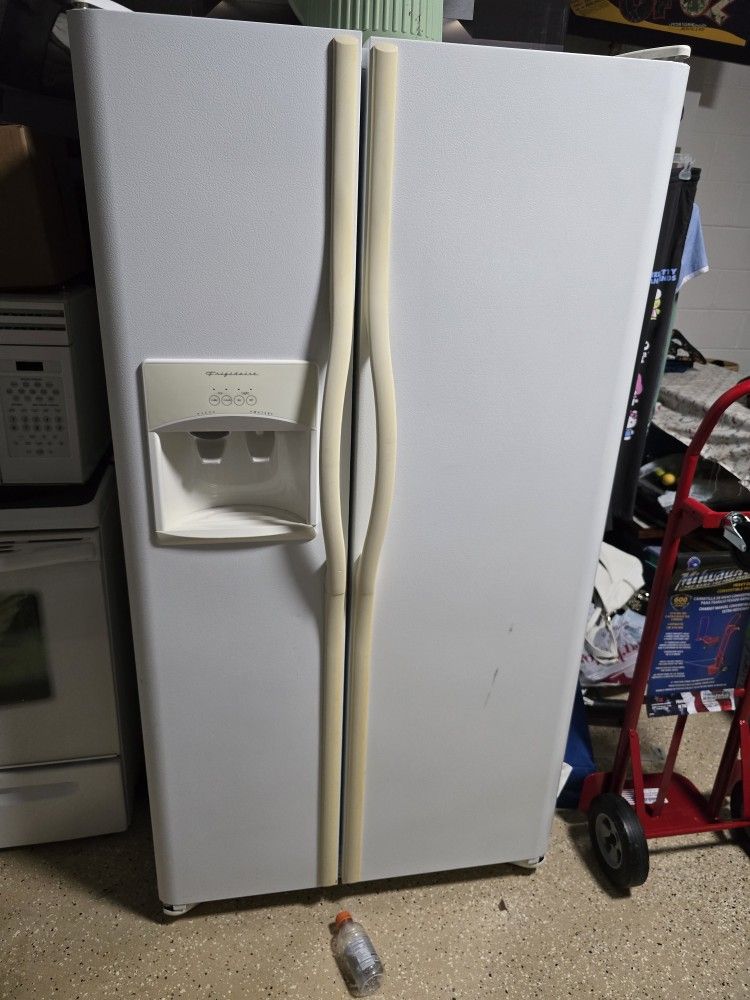 Fridgidaire Refrigerator 