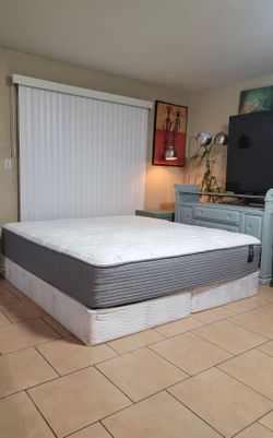 VERY NICE LIKE NEW KING SIZE SCOTT LIVING MATTRESS AND BOXSPRINGS FOR SALE! IN GREAT CONDITION, FREE DELIVERY