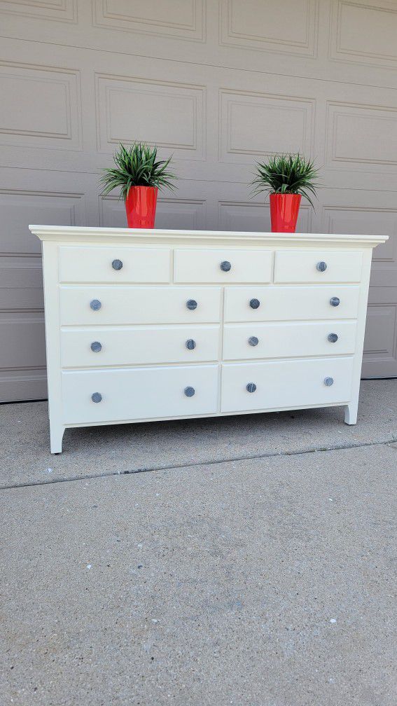 BEAUTIFUL WHITE DRESSER IN SOLID WOOD THOMASVILLE.DOVETAIL DRAWERS & MARBLE KNOBS 55X19X33 LIKE NEW!