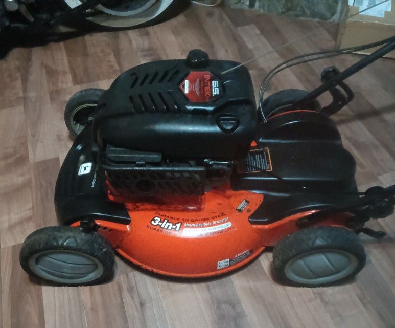 John Deere 22 " 6.5 H/P Self Propelled Mower ( Commercial)