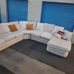 Beautiful Sectional Couch 🛋 Very Clean And Nice 🛋 