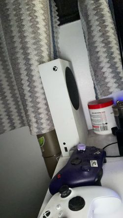 Xbox s with 2 controllers