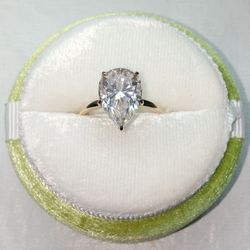 New 2.5ct D VVS1 Pear Shaped Moissanite Gold Ring Ring Size 7 Certified