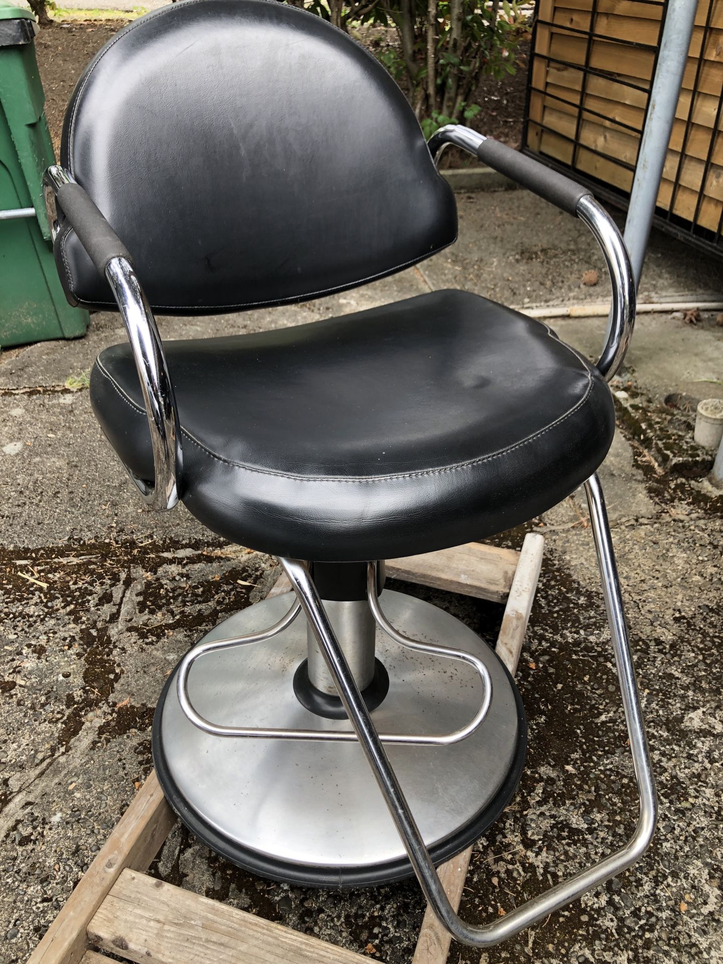 Salon chair