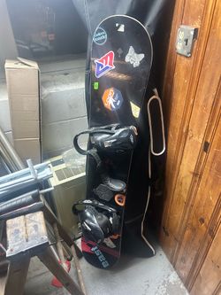 147 GNU snowboard w/ women’s bindings
