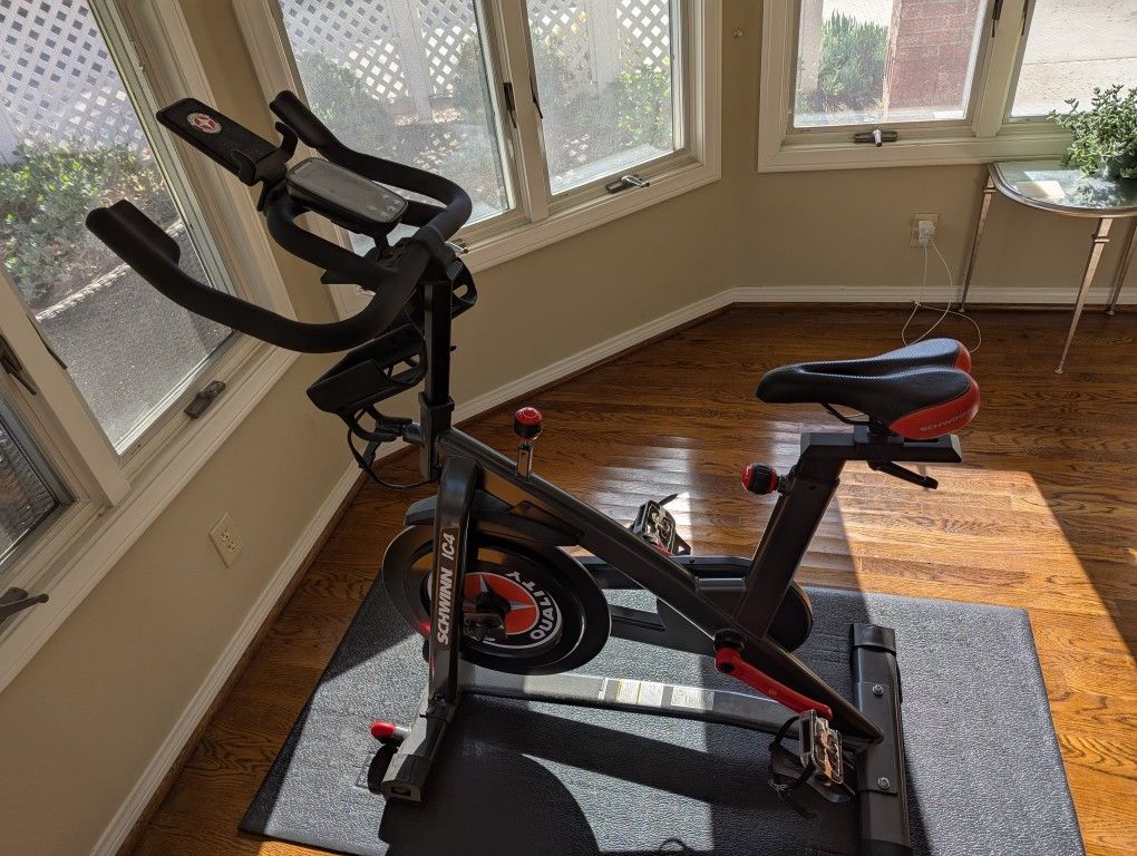 Schwinn IC4 Stationary Exercise Bike Like New Condition