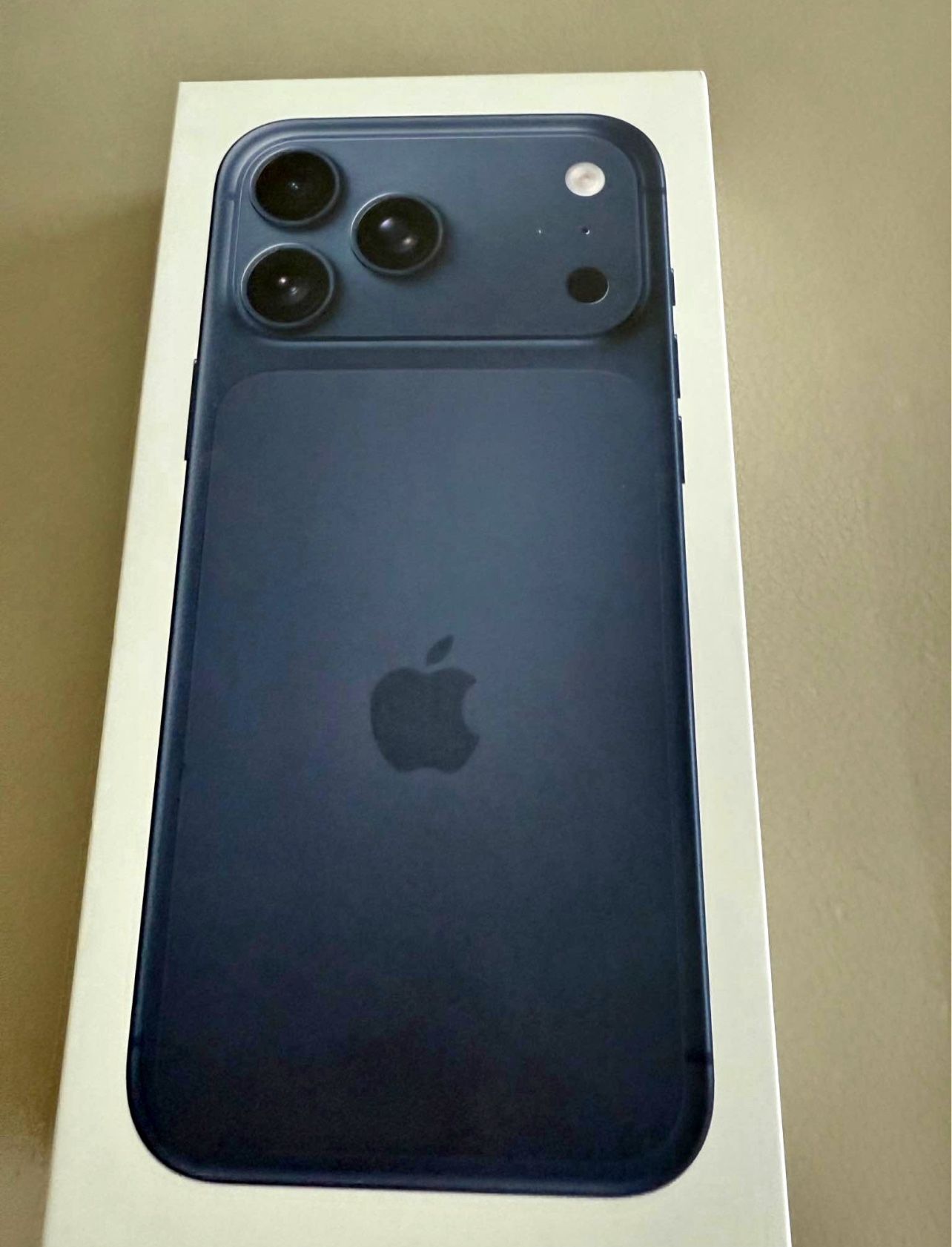 New iPhone 17 Pro Max 256 GB unlock for any carrier deep blue open box.