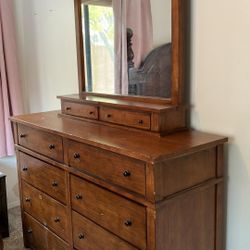 Dresser With Mirror And Queen Bed