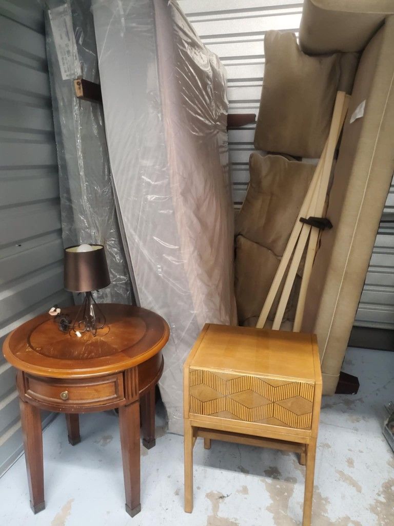 Queen size bed 🛌
a 3-person couch 🛋
Two night stands
And a computer desk
All for $200