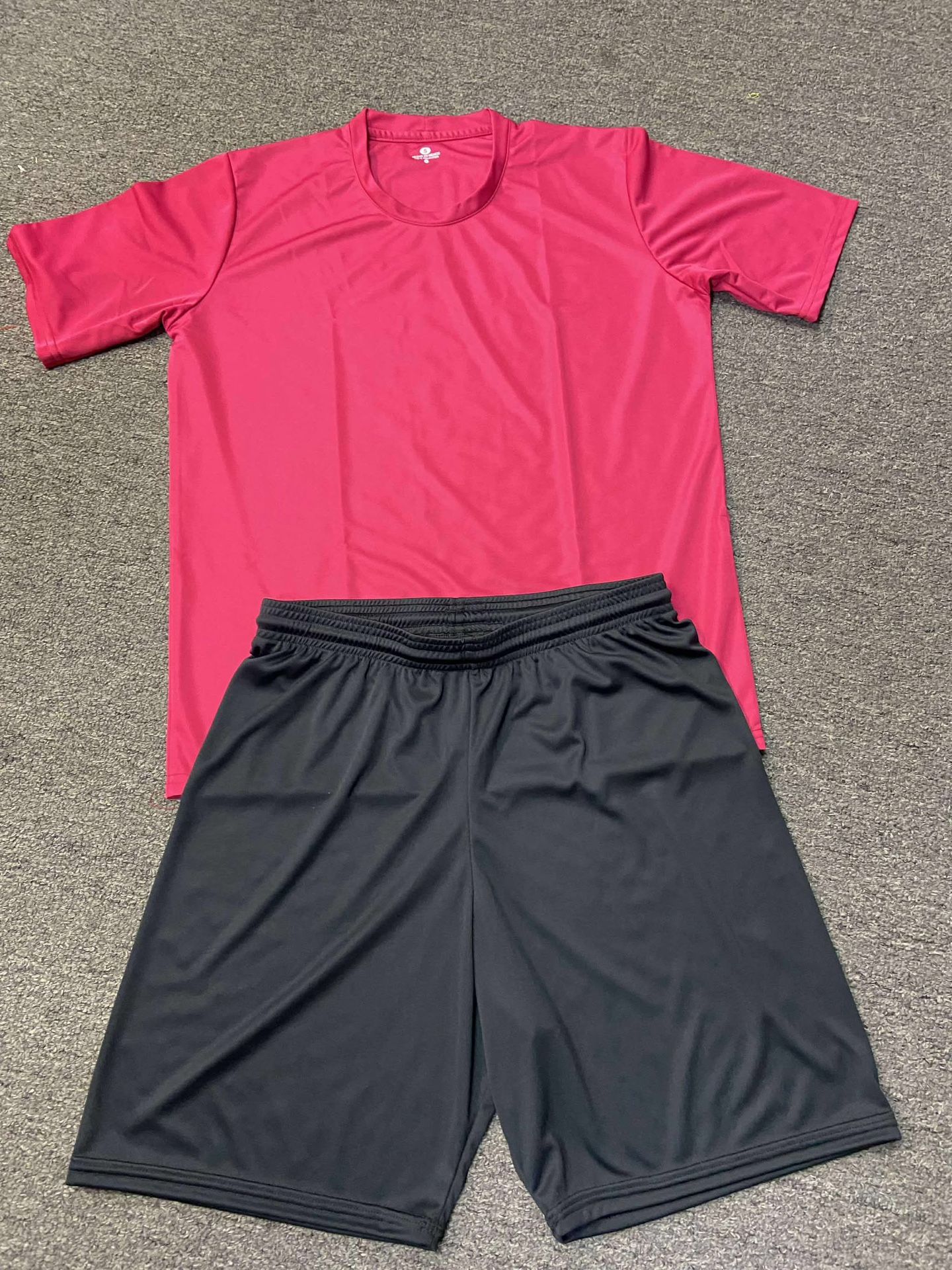 Uniformes básicos de diferentes colores para adulto y niño