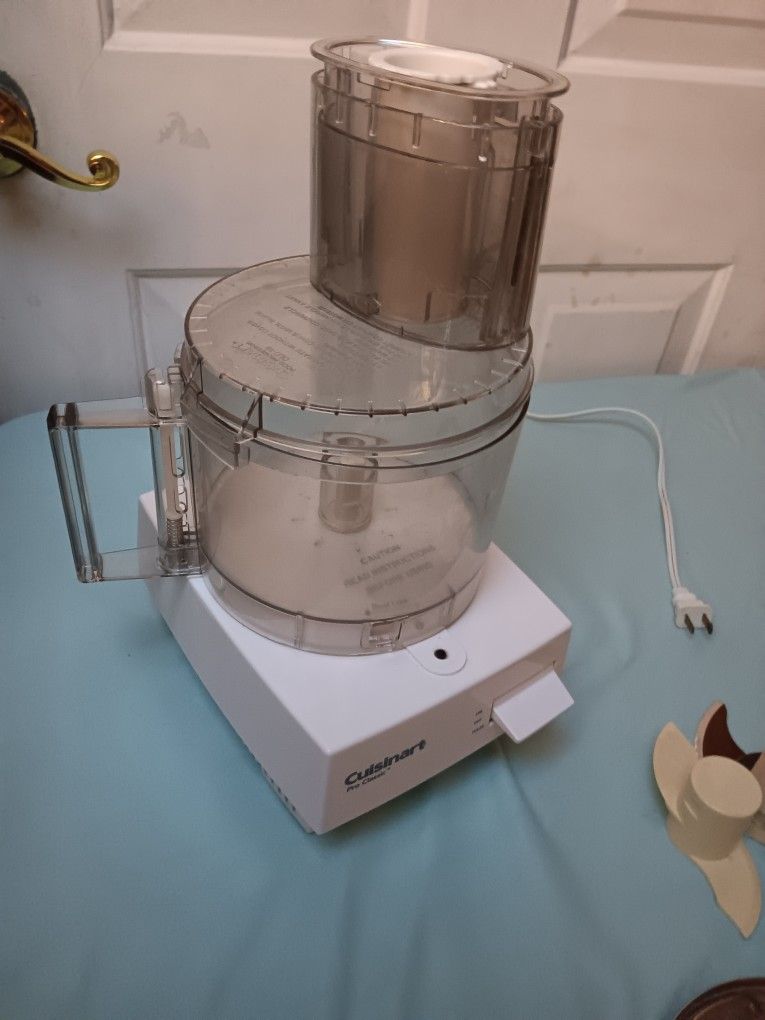 CUISINART PRO CLASSIC FOOD PROCESSOR with Two Lids and Five Cutting Attachments