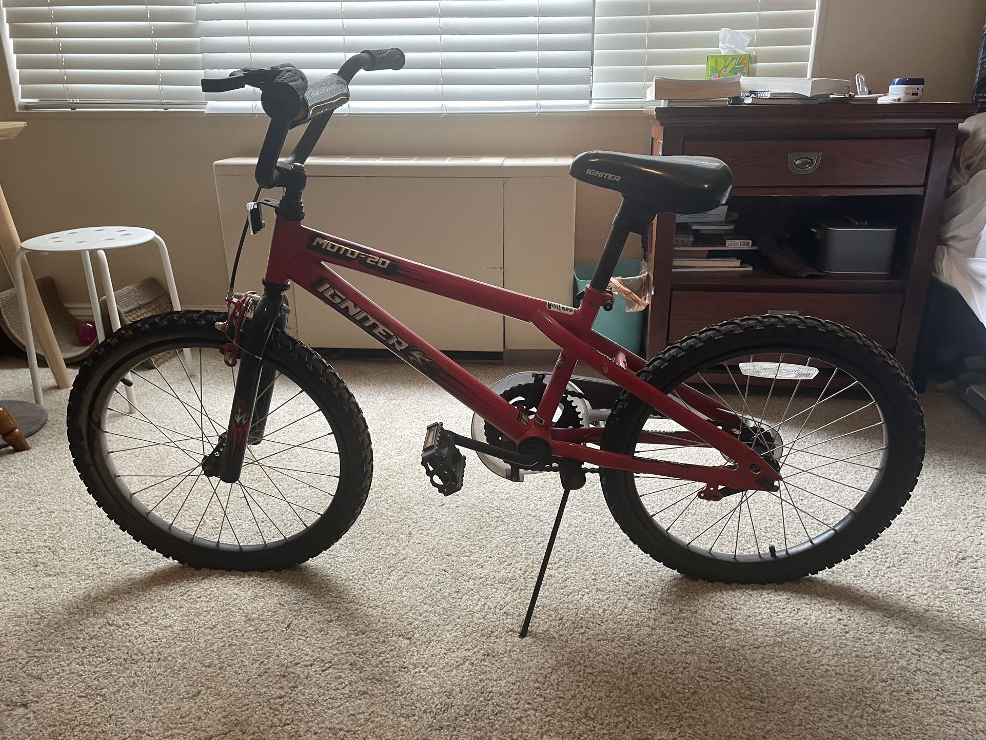 Igniter Moto-20 Red Bike – Barely Used, Great Condition