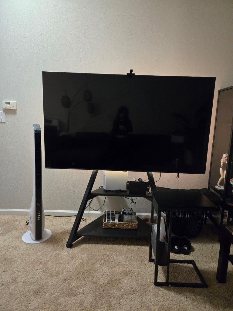 Samsung 70" TU7000 with TV stand