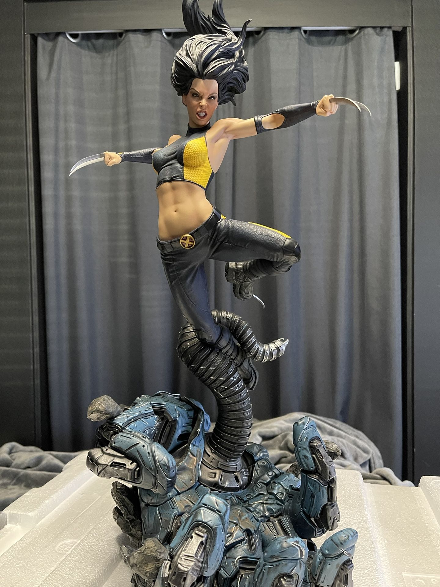 Sideshow Collectibles X-23 Exclusive/ X-Men Custom Statues