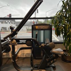 Matrix ultra lat pull down commercial gym equipment exercise fitness weight machine