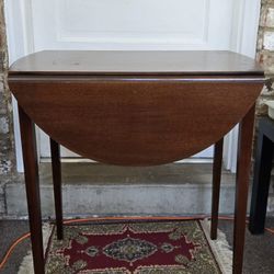Antique Drop Leaf Table  26×16 Leaves Down 26×33 Leaves Up27 High. 