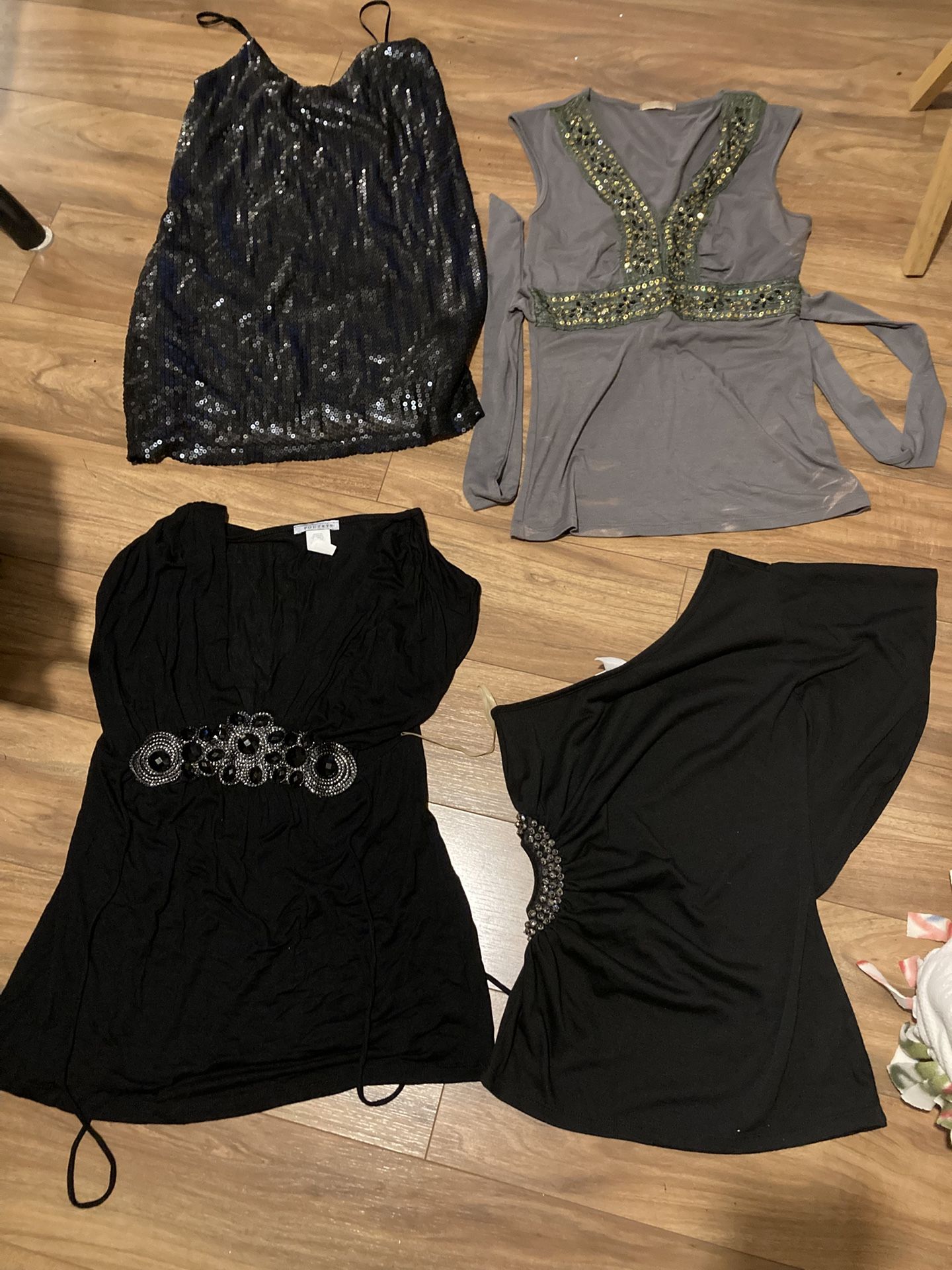 4 Beautiful Women’s Tops… Read Description